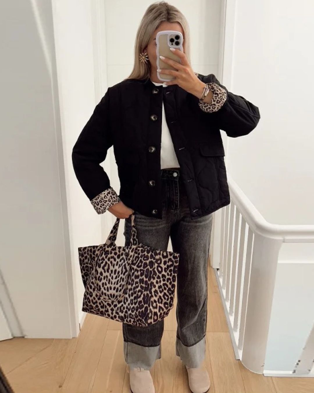 Elegant Jacket with Leopard Print Lining - Chic and Modern