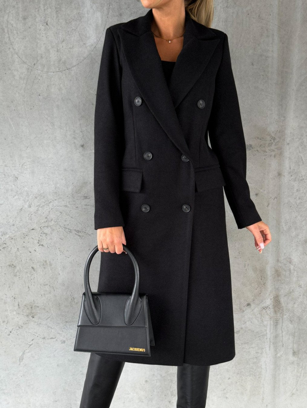 Elegant Winter Coat with a Stylish and Warm Design
