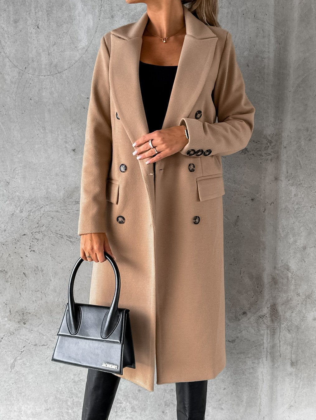 Elegant Winter Coat with a Stylish and Warm Design